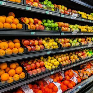 rayons de fruits colorés en supermarché