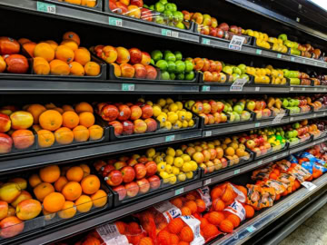 rayons de fruits colorés en supermarché