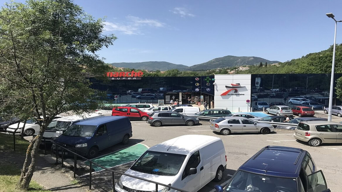 parking de supermarché en montagne