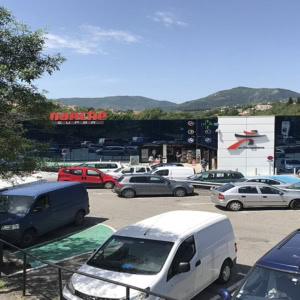 parking de supermarché en montagne