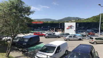 parking de supermarché en montagne