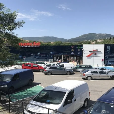 parking de supermarché en montagne