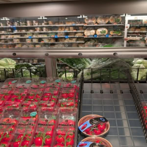 tomates cerises et légumes au supermarché