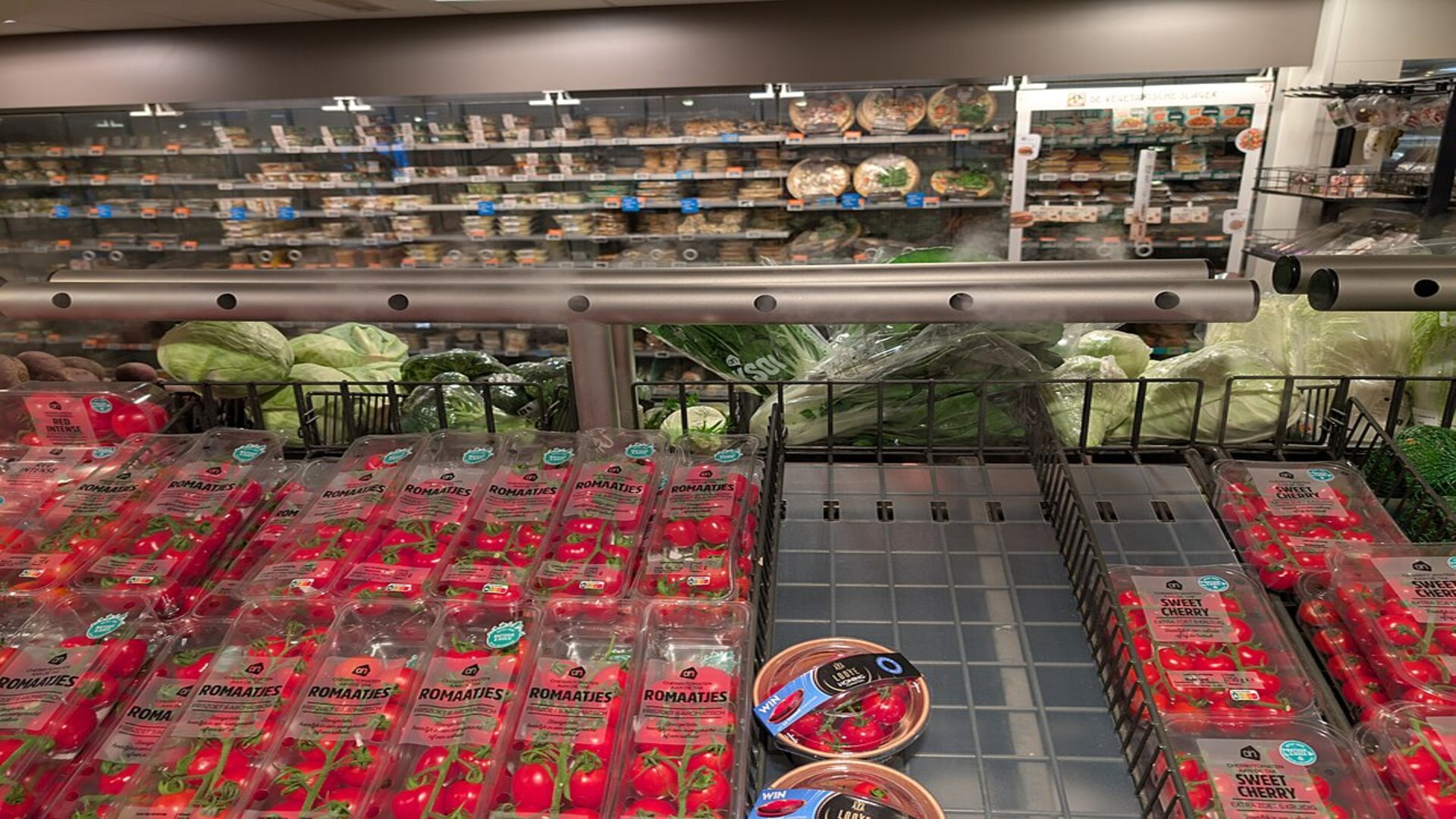 tomates cerises et légumes au supermarché