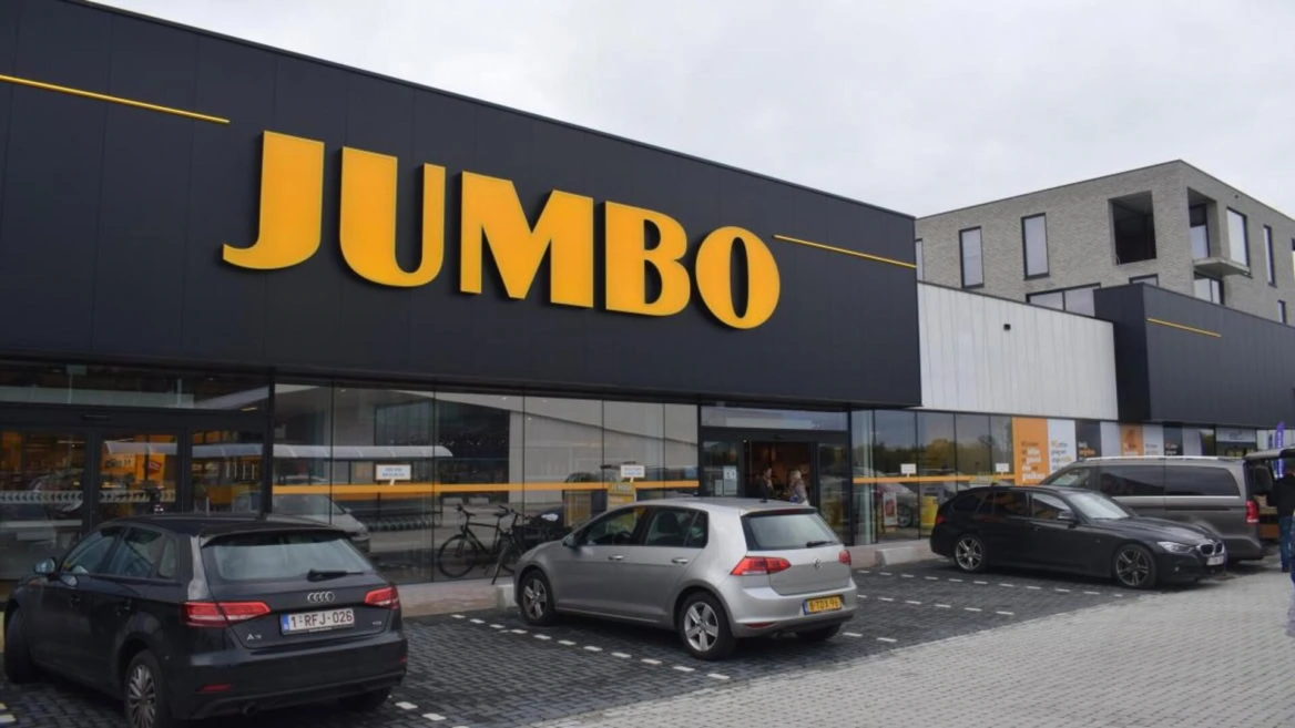 façade du supermarché jumbo avec parking