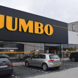 façade du supermarché jumbo avec parking