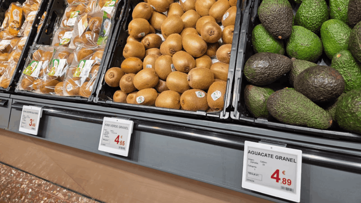 kiwis y aguacates frescos en supermercado