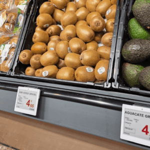 kiwis y aguacates frescos en supermercado