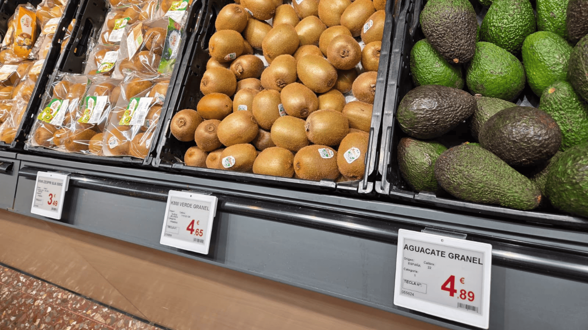 kiwis y aguacates frescos en supermercado