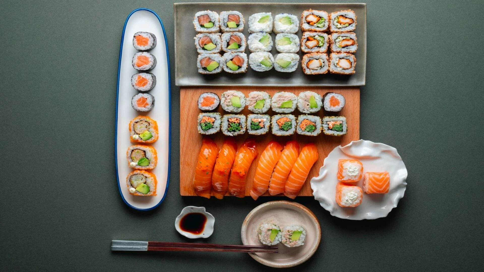plateau de sushi varié vu du haut