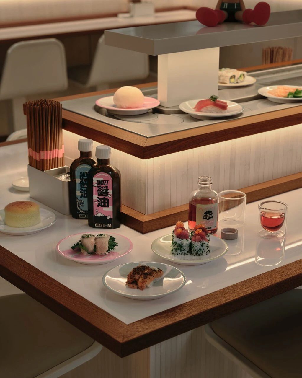 sushi bar moderne : tapis roulant et sushis colorés