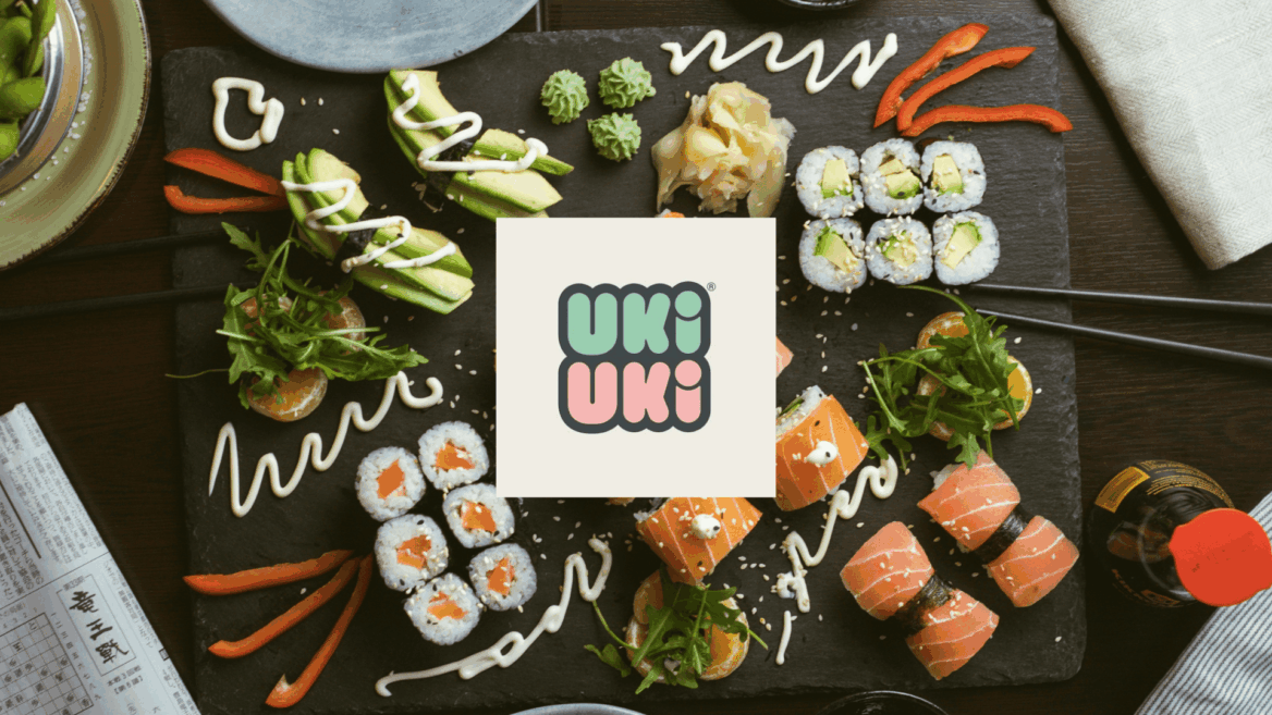 plateau de sushi sur ardoise noire