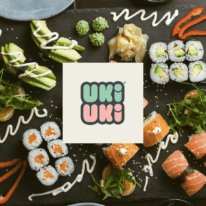 plateau de sushi sur ardoise noire