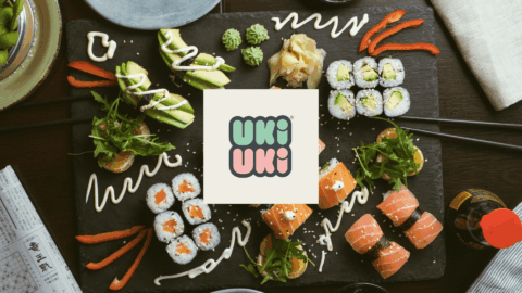 plateau de sushi sur ardoise noire