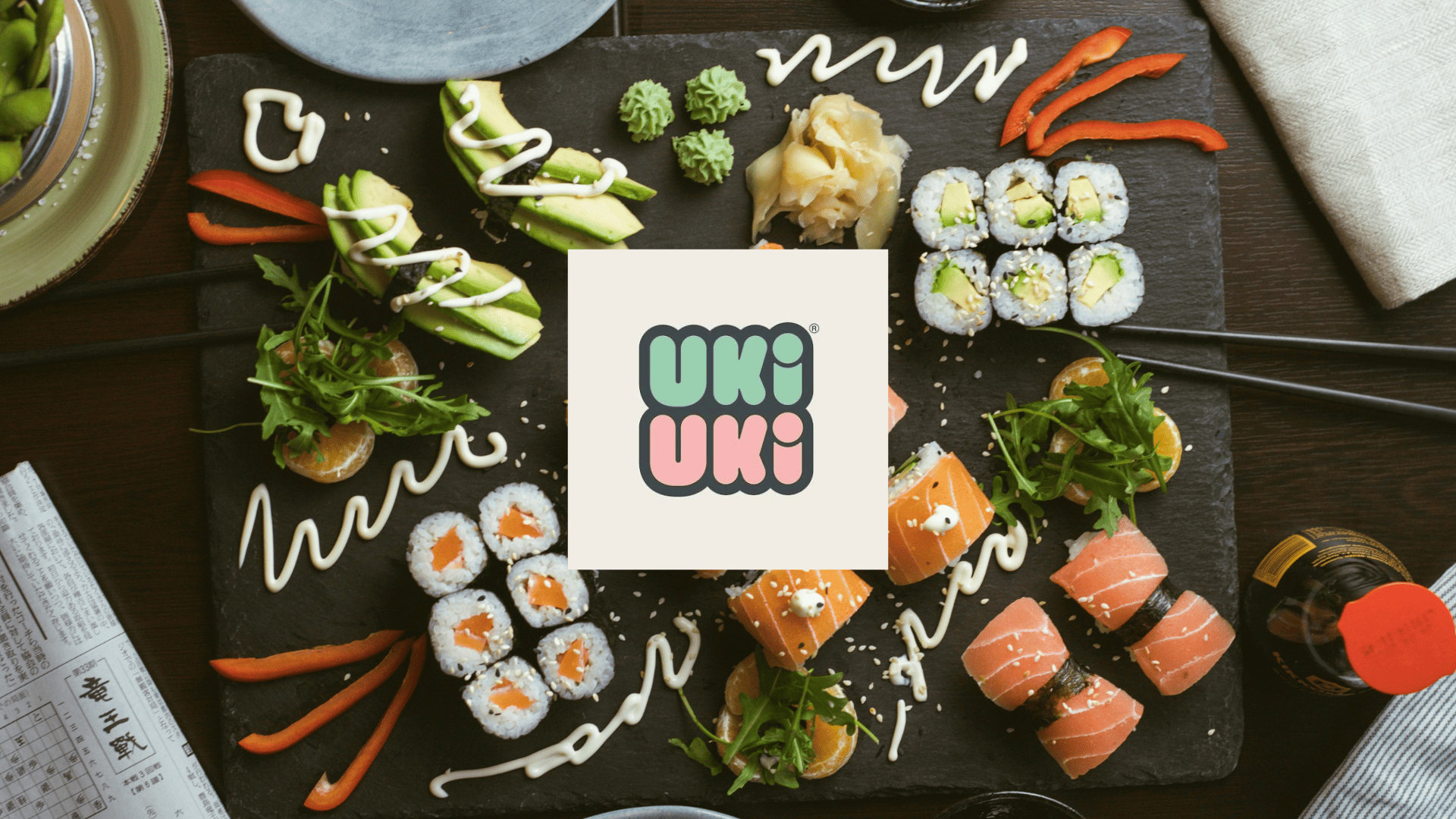 plateau de sushi sur ardoise noire