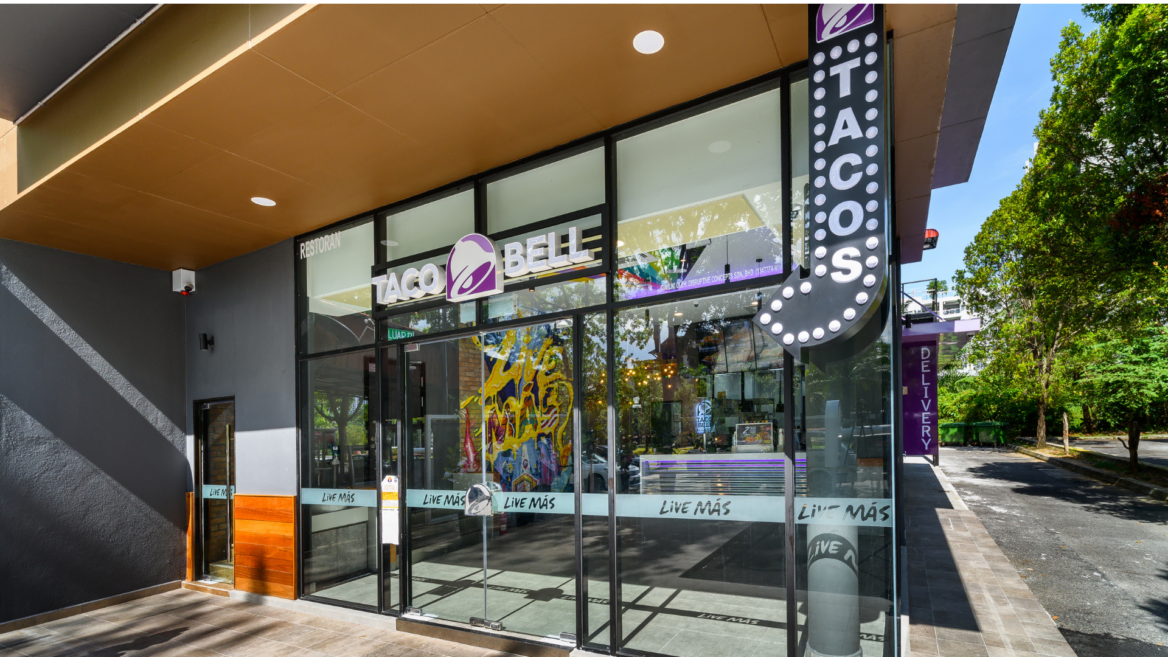 außenansicht moderner taco bell eingang mit tacos schild