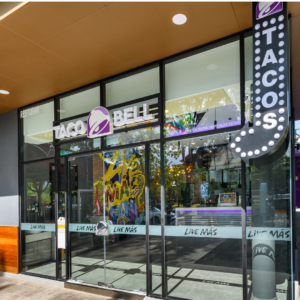 außenansicht moderner taco bell eingang mit tacos schild
