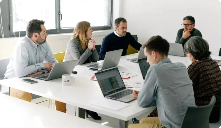 réunion d’Équipe dans un bureau moderne