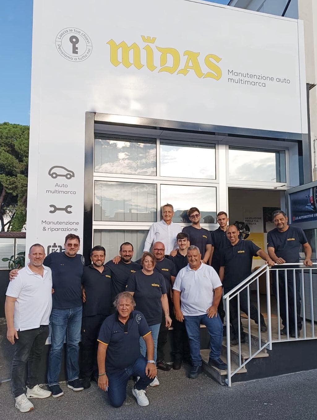 team midas davanti all’officina multimarca