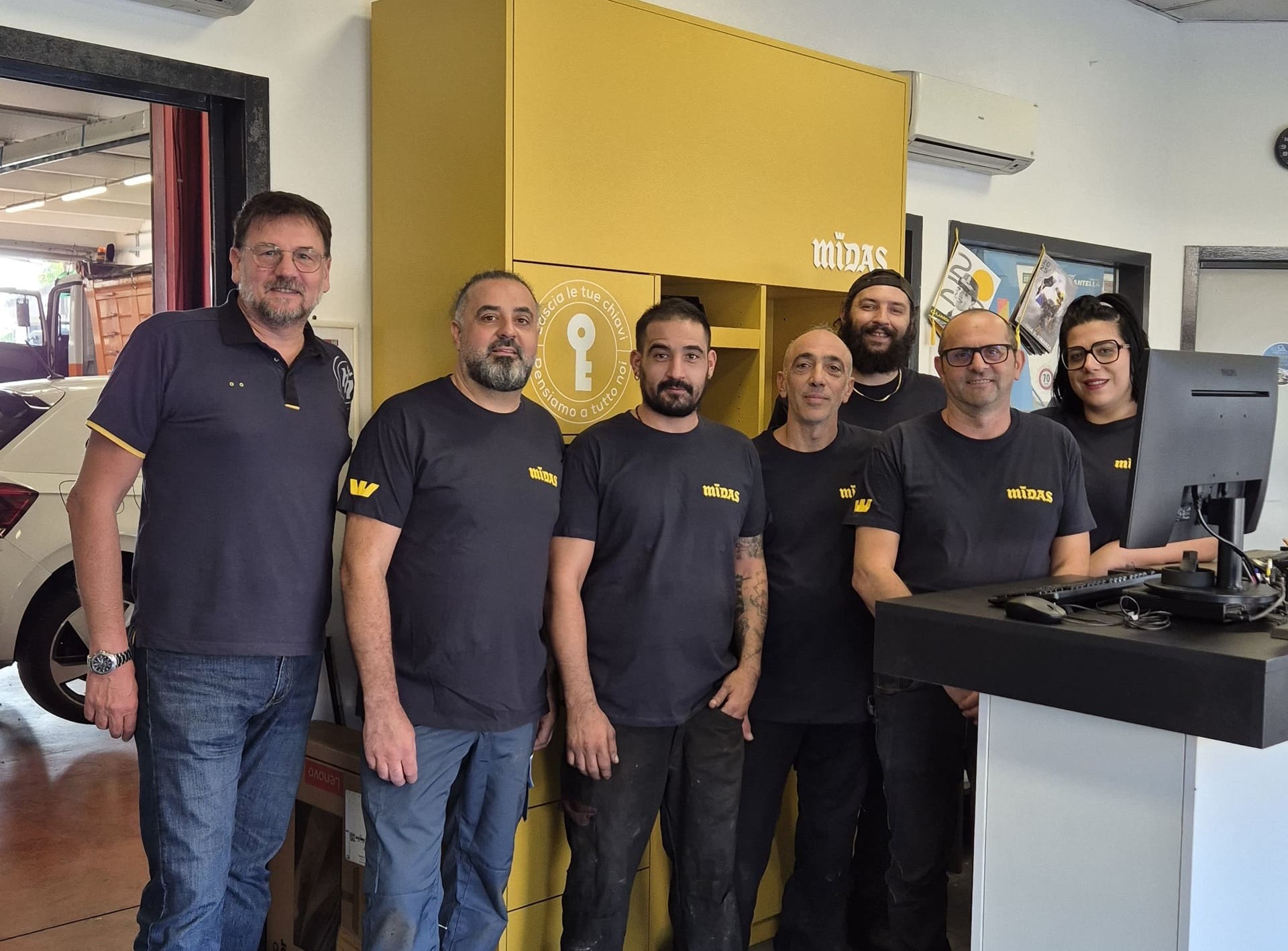 team midas in officina, reception branding giallo e nero