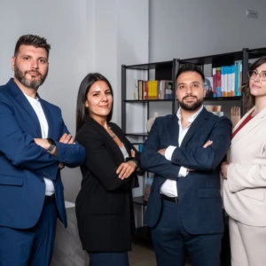 portrait d’équipe professionnelle en bureau moderne