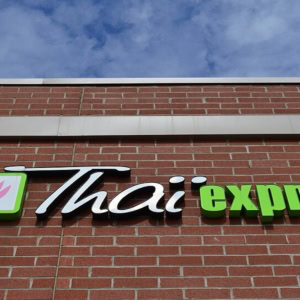 enseigne thai express sur mur de briques