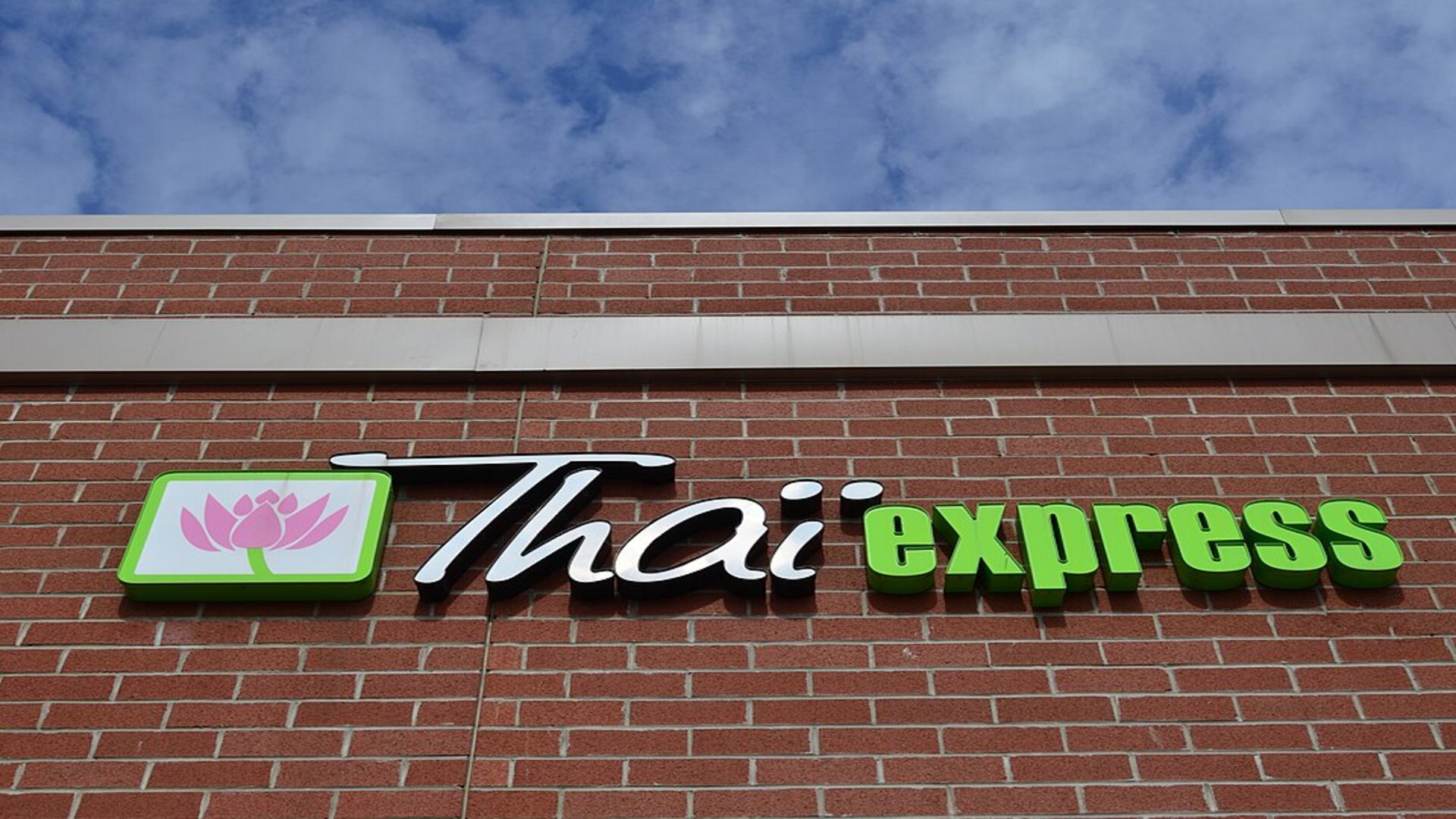 enseigne thai express sur mur de briques