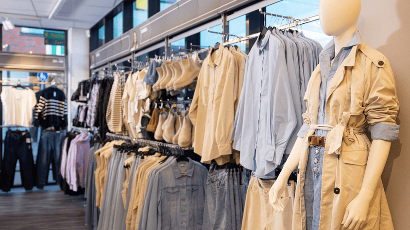 tienda de moda moderna con maniquí neutro