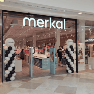 entrada de tienda merkal en centro comercial