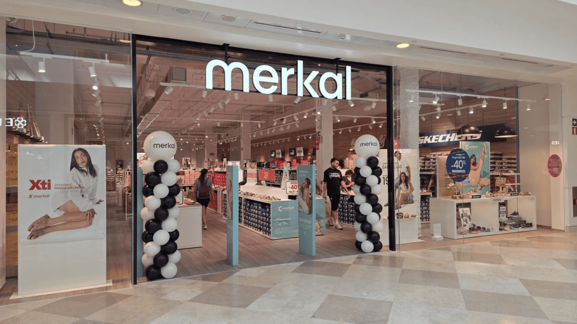 entrada de tienda merkal en centro comercial