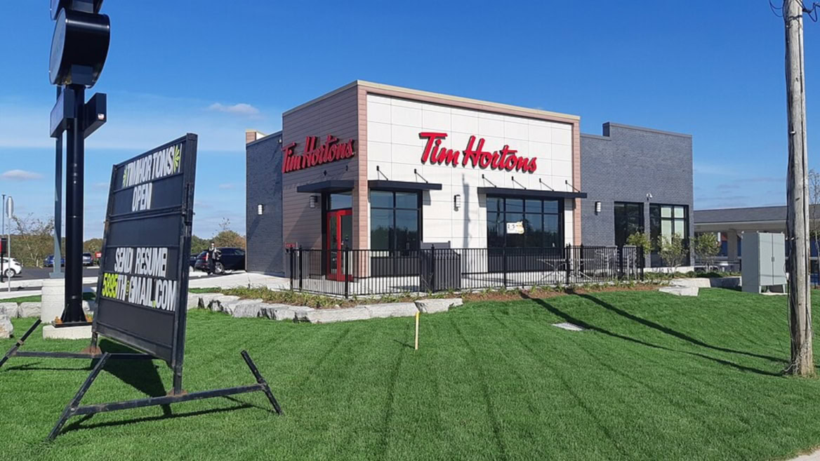tim hortons moderne avec panneau recrutement ensoleillé