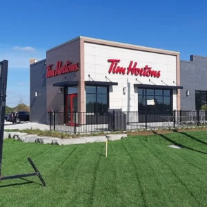 tim hortons moderne avec panneau recrutement ensoleillé