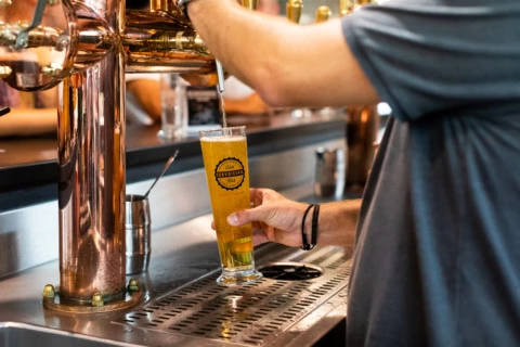 tirage de bière blonde au bar en verre Élégant
