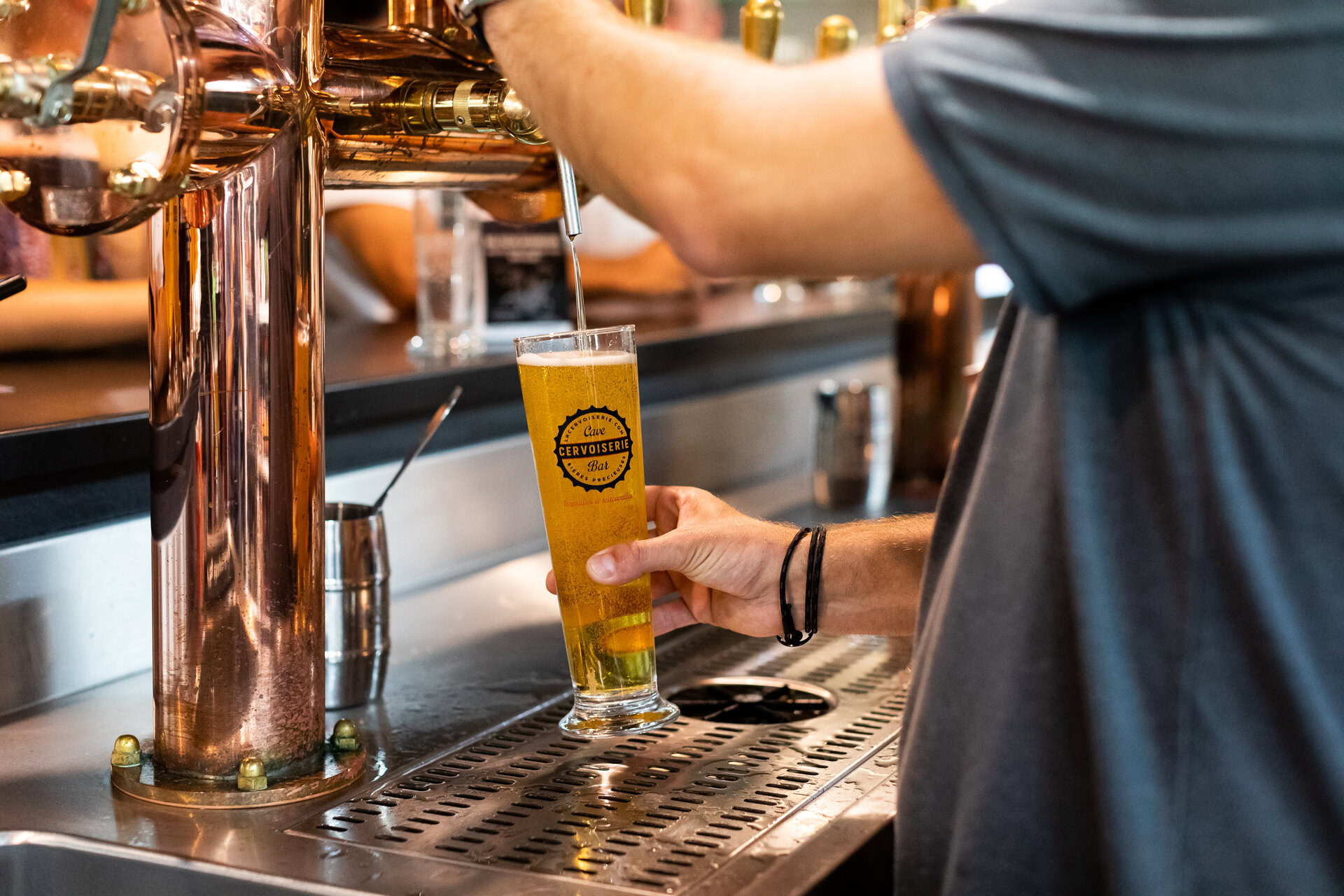 tirage de bière blonde au bar en verre Élégant