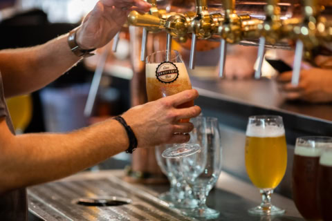 bière blonde à la tireuse en verre tulipe