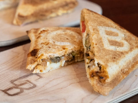 toastie fromage grillé, fondant et doré en triangle