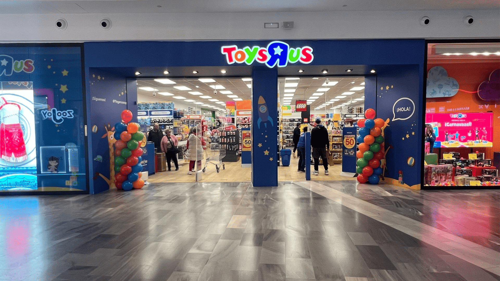 entrada de toys “r” us en el centro comercial