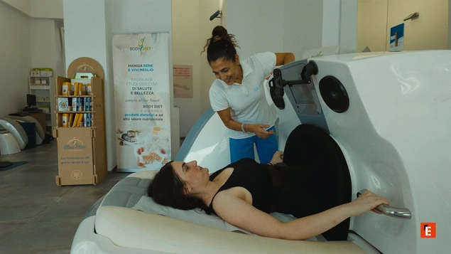 trattamento estetico in clinica spa con macchinario