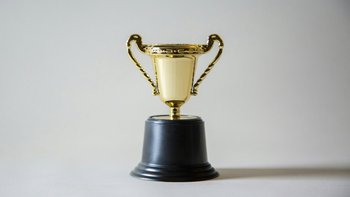 trophée doré sur fond gris Élégant