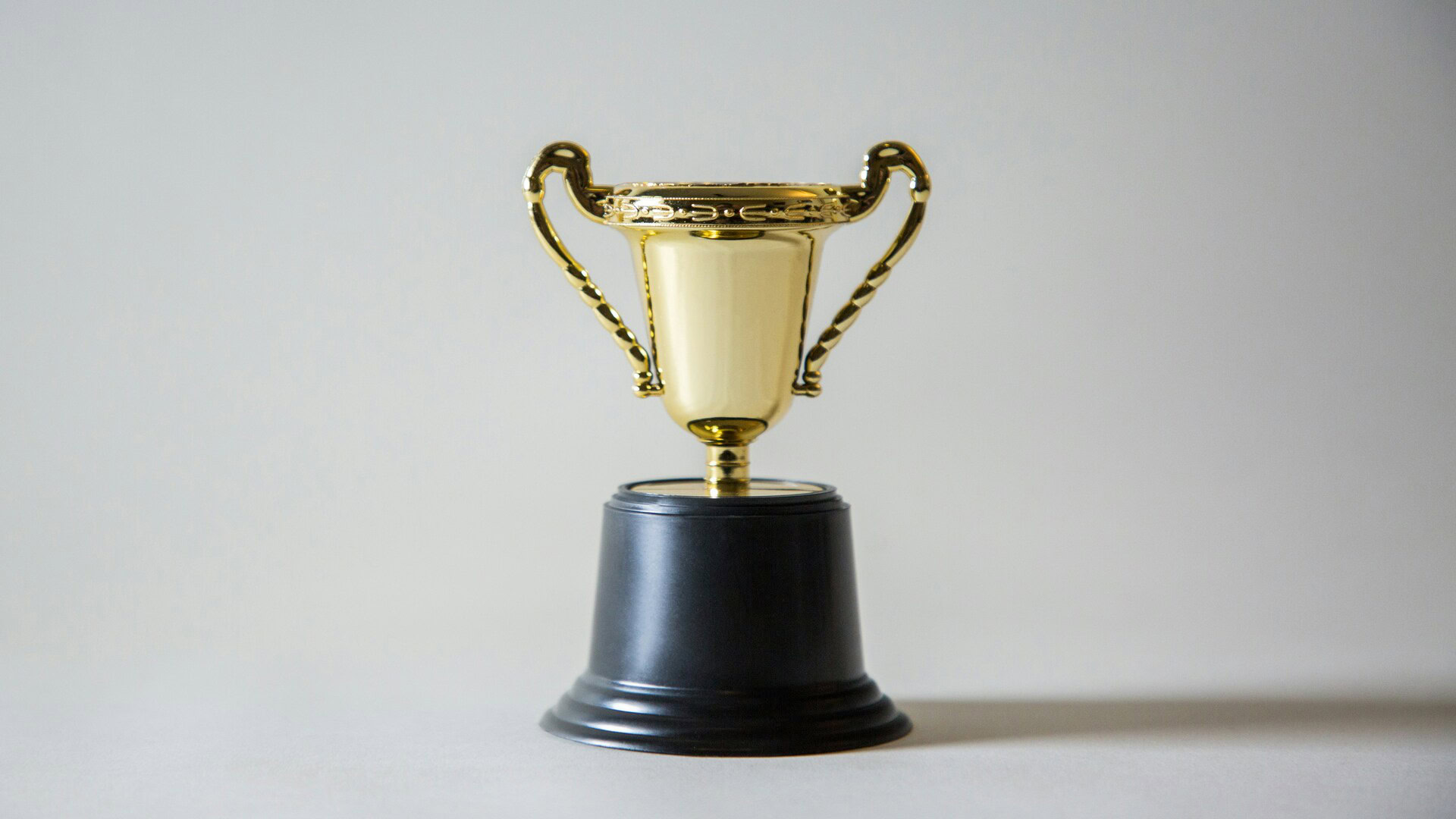 trophée doré sur fond gris Élégant