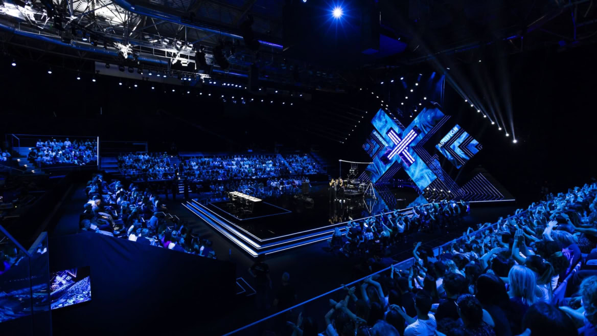 studio tv blu con grande x luminosa