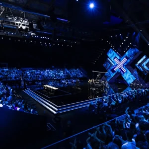 studio tv blu con grande x luminosa