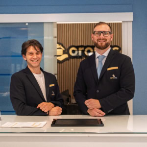 due uomini sorridenti in reception aziendale moderna