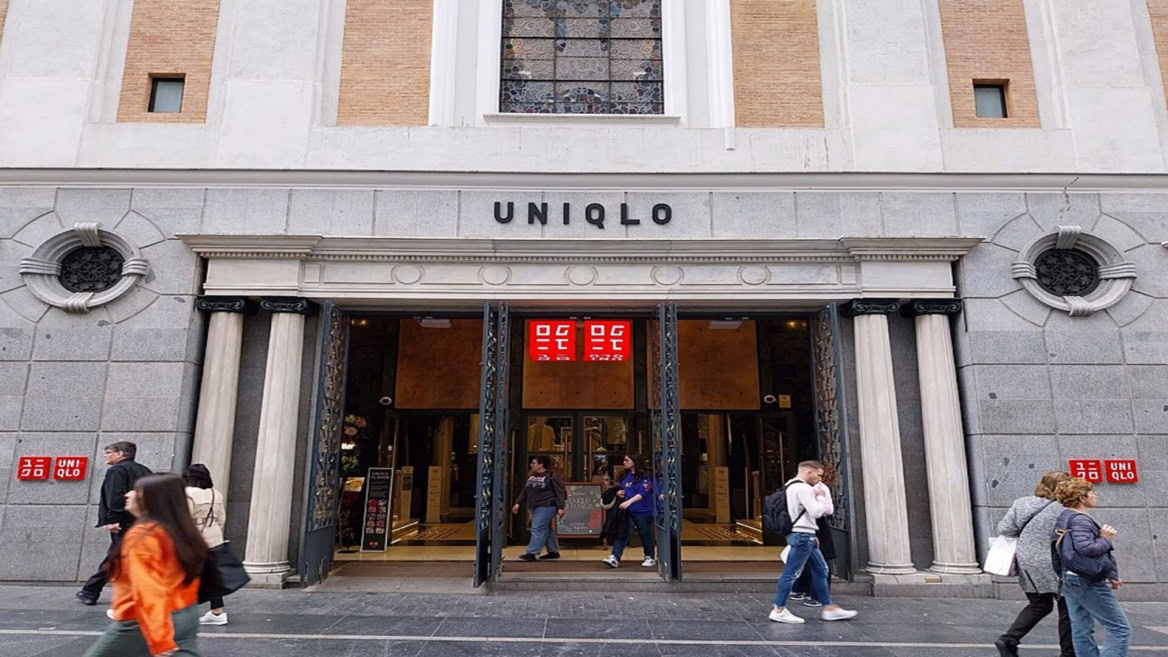 façade uniqlo en centre ville historique