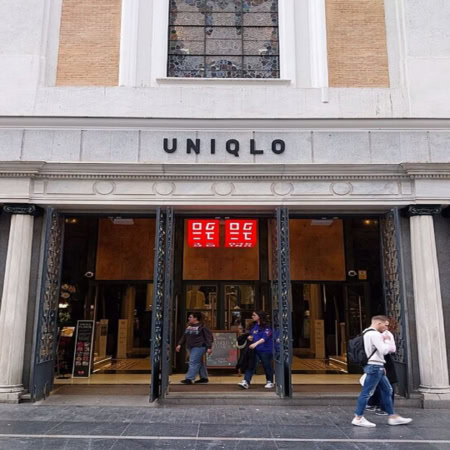 façade uniqlo en centre ville historique