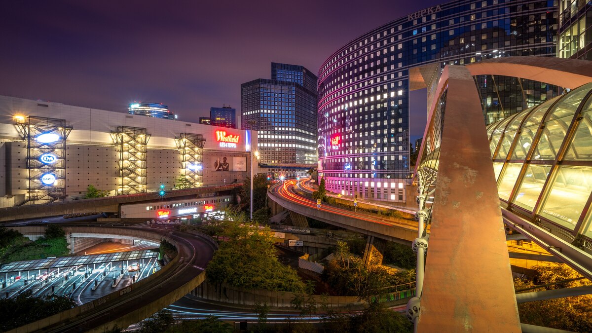 la défense de nuit : tours, westfield et passerelle lumineuse