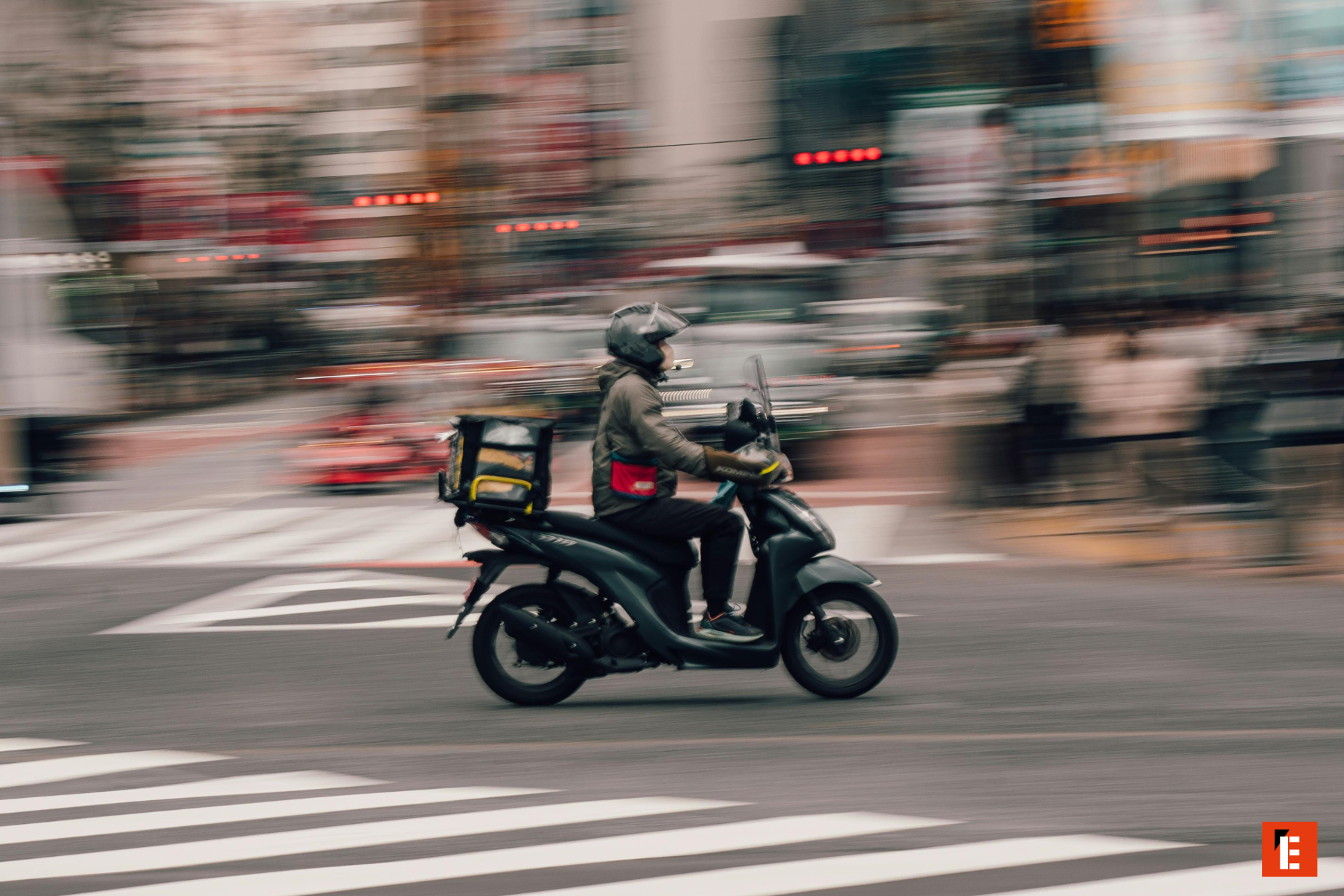 moto livreur en mouvement dans la ville