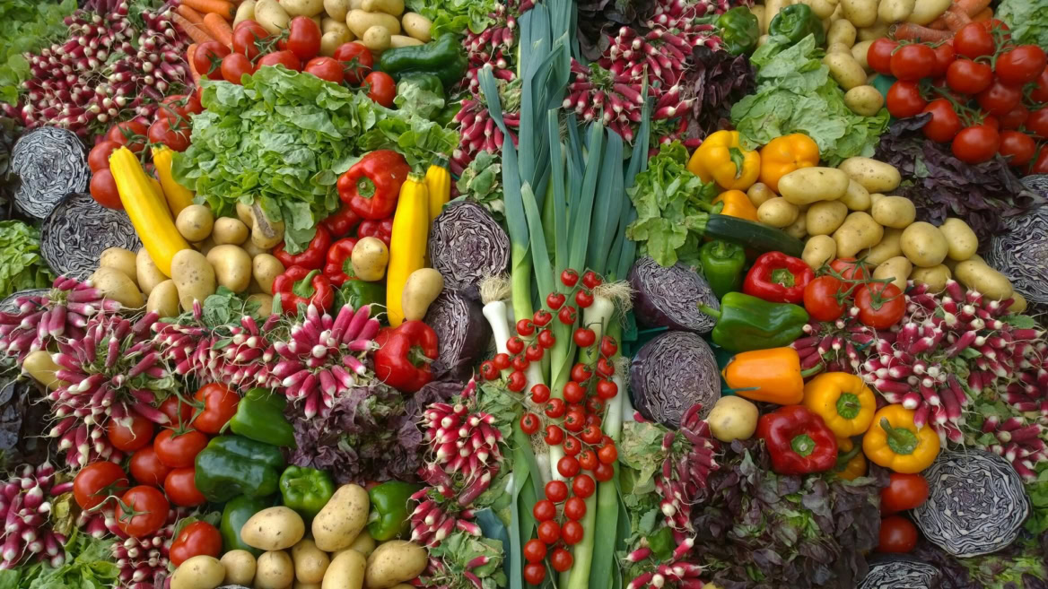 Étal de légumes frais et colorés au marché