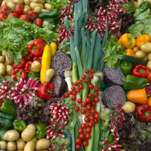 Étal de légumes frais et colorés au marché