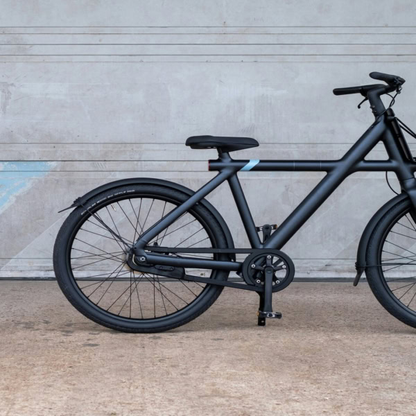 vélo urbain noir au design Épuré